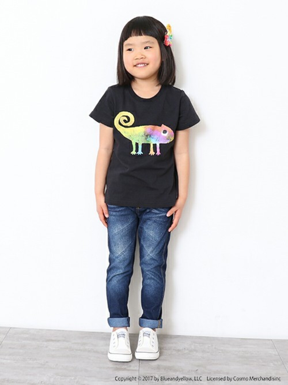 ブラック系のTシャツ/カットソーを着用したキッズの冬コーディネートの1枚目の写真