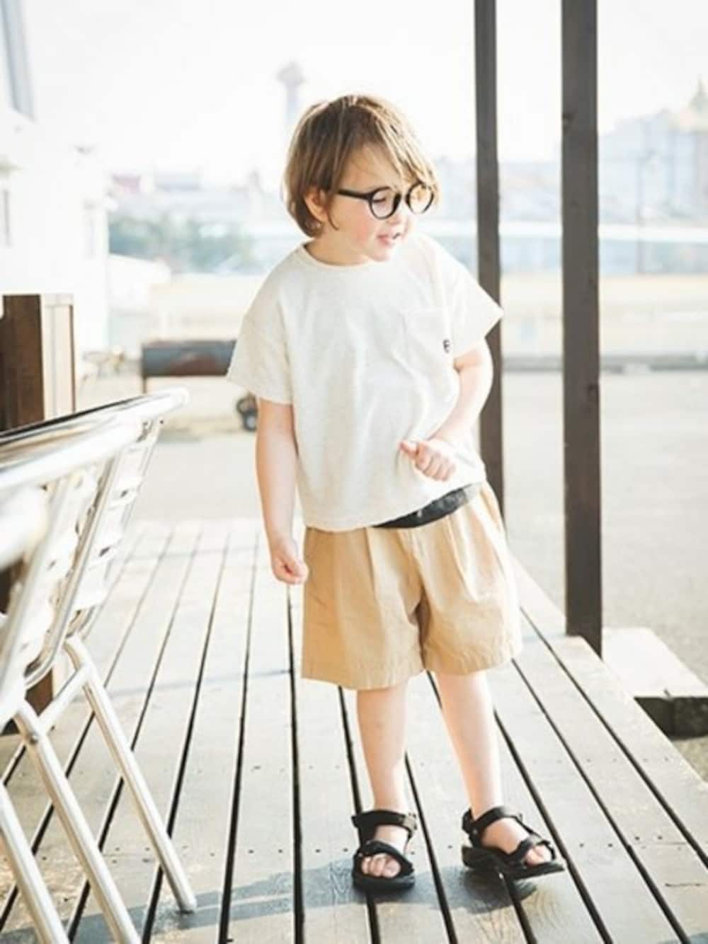 ホワイト系のTシャツ/カットソー、ブラック系のタンクトップ、ベージュ系のその他パンツを着用したキッズの春コーディネートの1枚目の写真