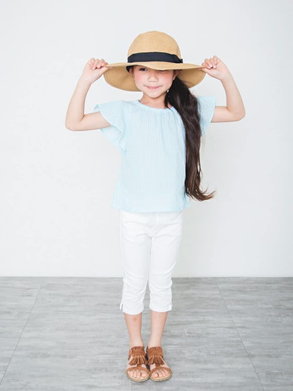 ブラウン系のTシャツ/カットソー、グリーン系のシャツ/ブラウス、ホワイト系のその他パンツを着用したレディースの夏コーディネートの1枚目の写真