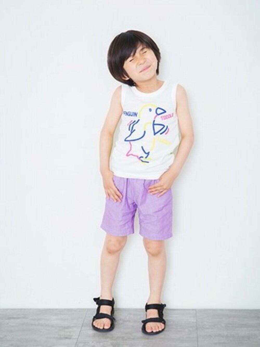 ホワイト系のタンクトップ、パープル系のその他パンツ、ブラック系のサンダルを着用したキッズの夏コーディネートの1枚目の写真