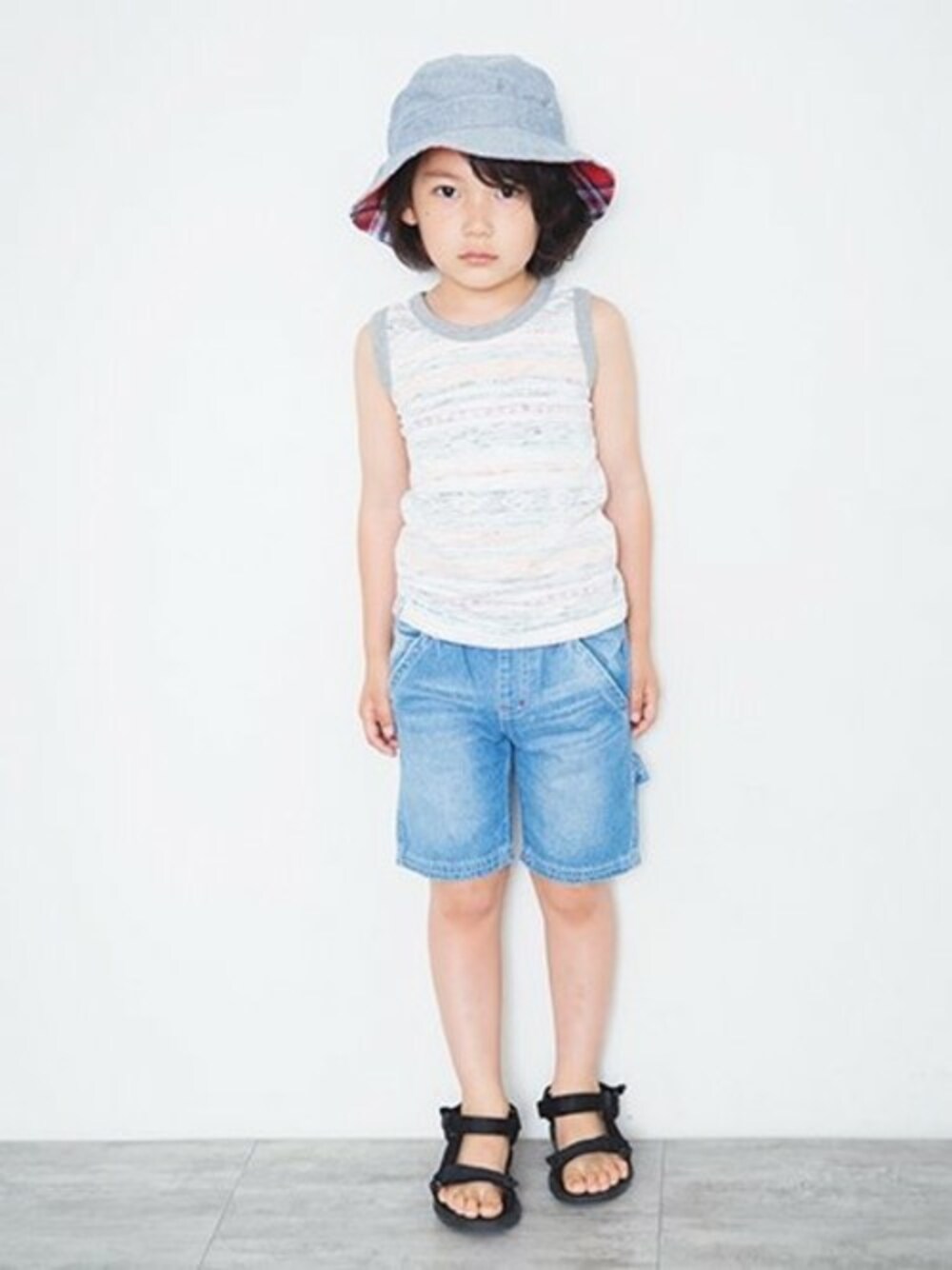 「デニム、kids、タンクトップ、キッズコーデ、男の子、夏コーデ、キッズファッション、RADCHAP、ラッドチャップ、ラッドチャップコーデ」｜「RADCHAPのスラブ天竺裏プリントタンクトップ（タンクトップ、グレー系）」を使った、BRANSHESさん（キッズ・114cm）の夏コーディネートの1枚目の写真