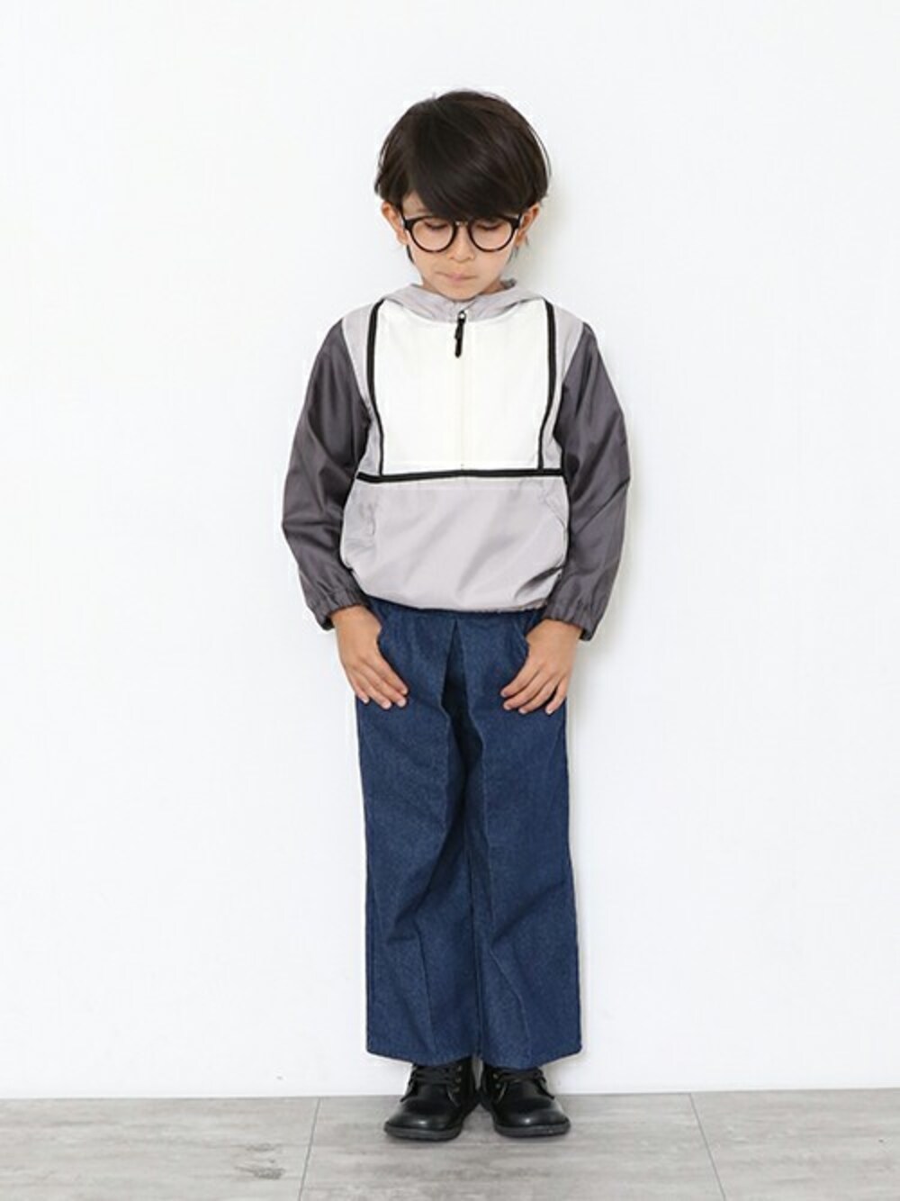 「ブルゾン、プルオーバー、kids、キッズコーデ、男の子、ブランシェス、ワイドデニム、秋コーデ、Branshes、キッズファッション」｜「BRANSHESの【限定】切替プルオーバーブルゾン（ブルゾン、グレー系）」を使った、BRANSHESさん（キッズ・114cm）の夏コーディネートの1枚目の写真