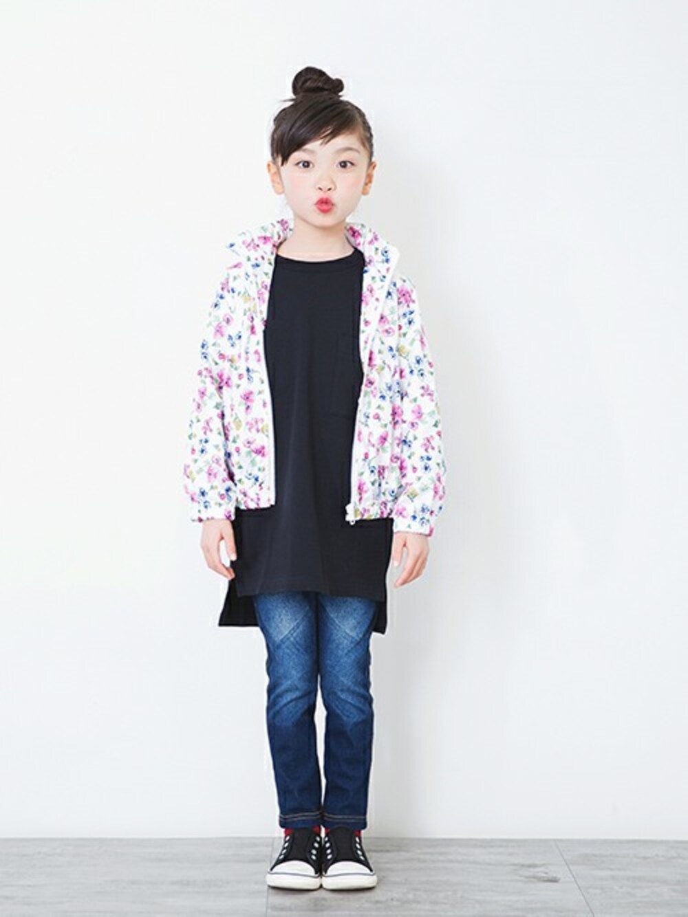 「花柄、kids、ウィンドブレーカー、キッズコーデ、ビックシルエット、女の子、ブランシェス、秋コーデ、Branshes、キッズファッション」｜「BRANSHESの花柄ウィンドブレーカー（ナイロンジャケット、ホワイト系）」を使った、BRANSHESさん（レディース・110cm）の秋コーディネートの1枚目の写真