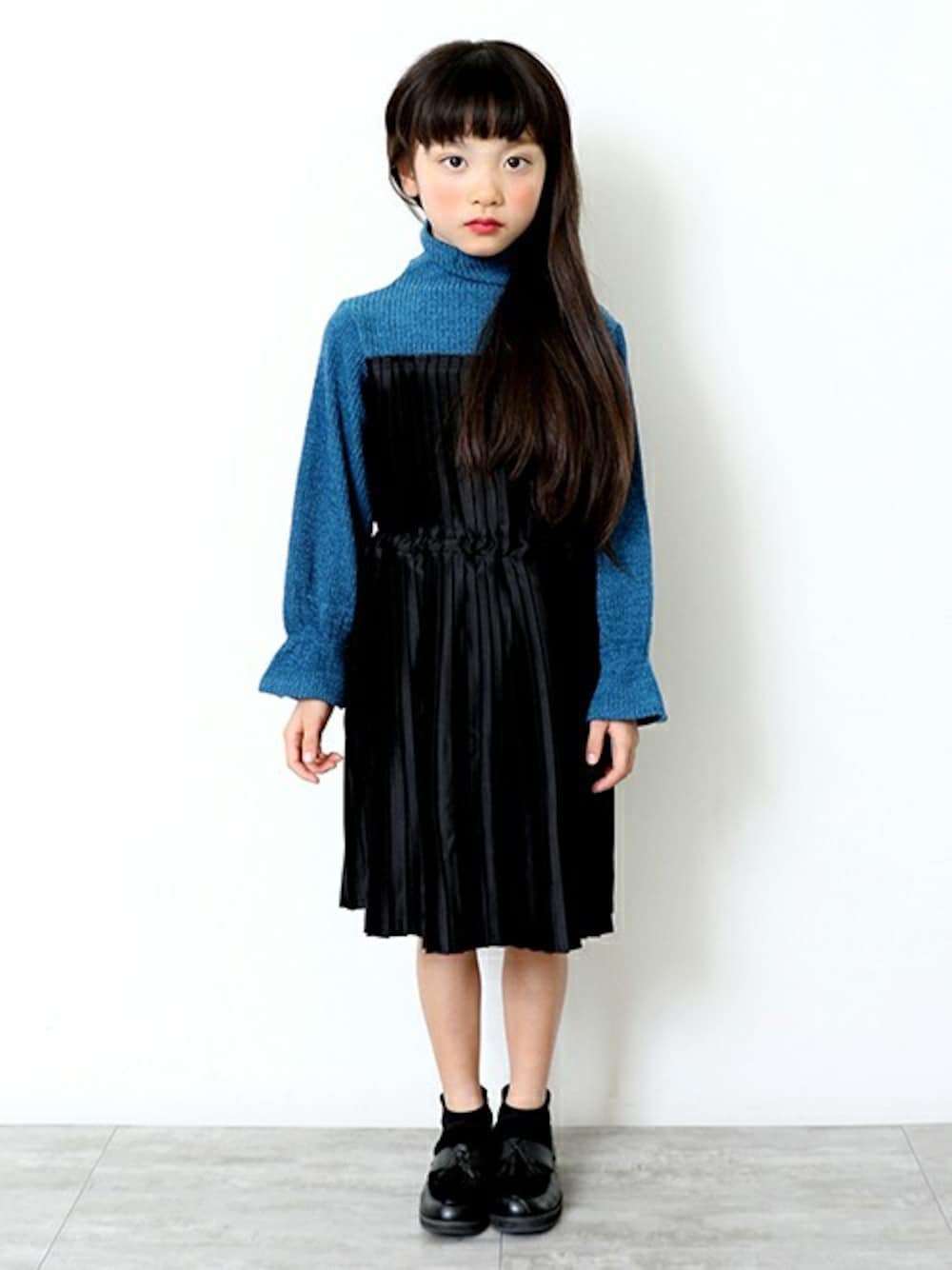 ブラック系のワンピース、ブラック系のローファーを着用したキッズの秋コーディネートの1枚目の写真