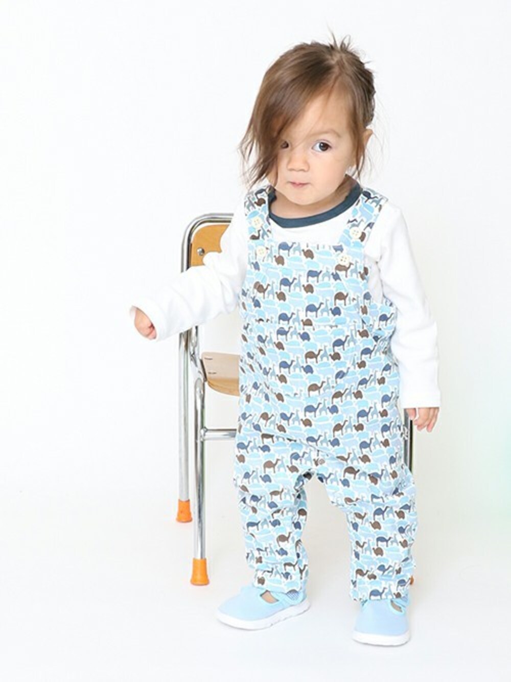 ブルー系のその他ベビー用品を着用したキッズの秋コーディネートの1枚目の写真