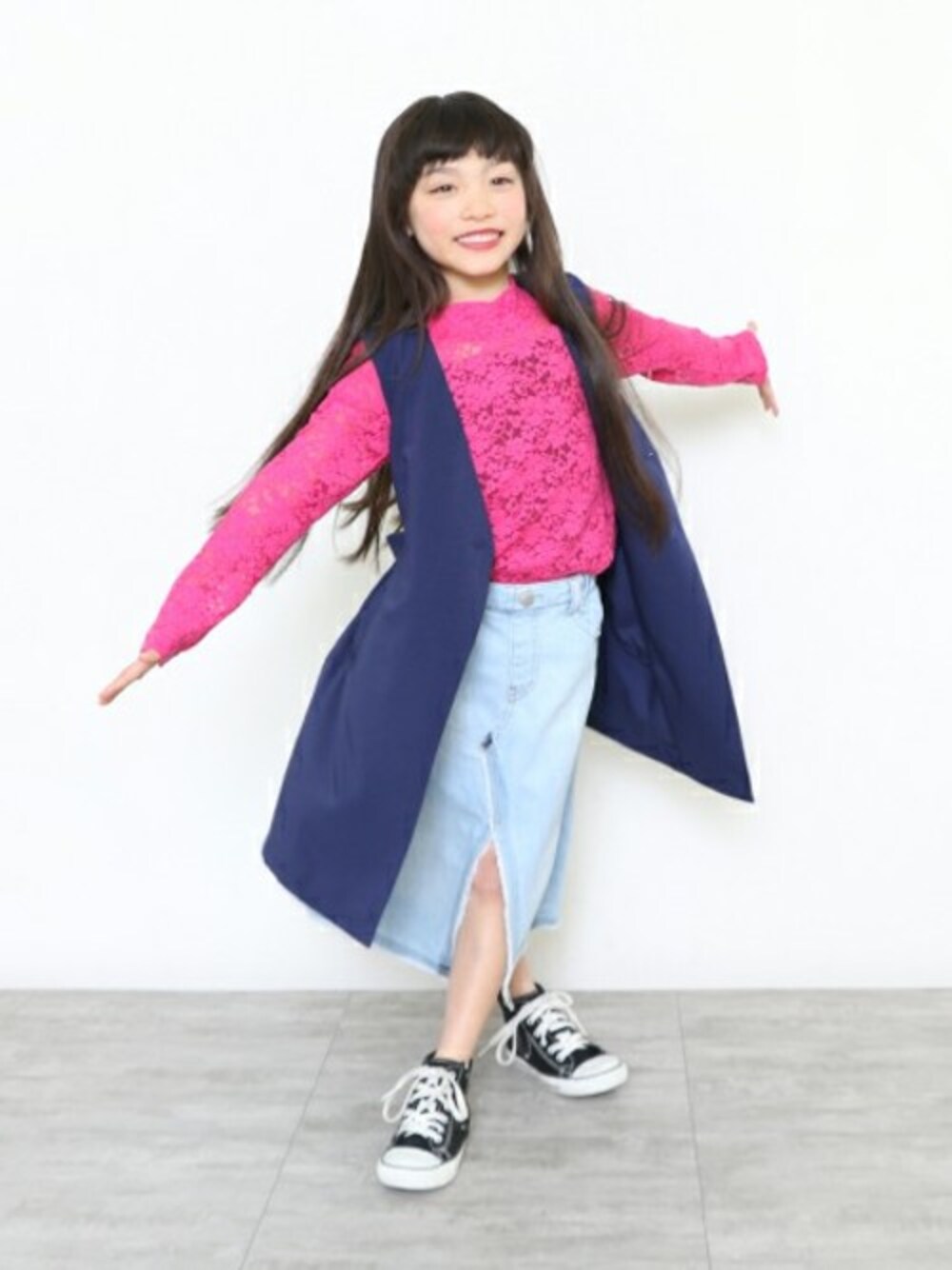 「kids、デニムスカート、キッズコーデ、女の子、レーストップス、ブランシェス、Branshes、おんなのこ、テロンチ、branshes & sons」｜「BRANSHESの【限定】レース長袖Tシャツ（Tシャツ/カットソー、ピンク系）」を使った、BRANSHESさん（キッズ・117cm）の冬コーディネートの1枚目の写真