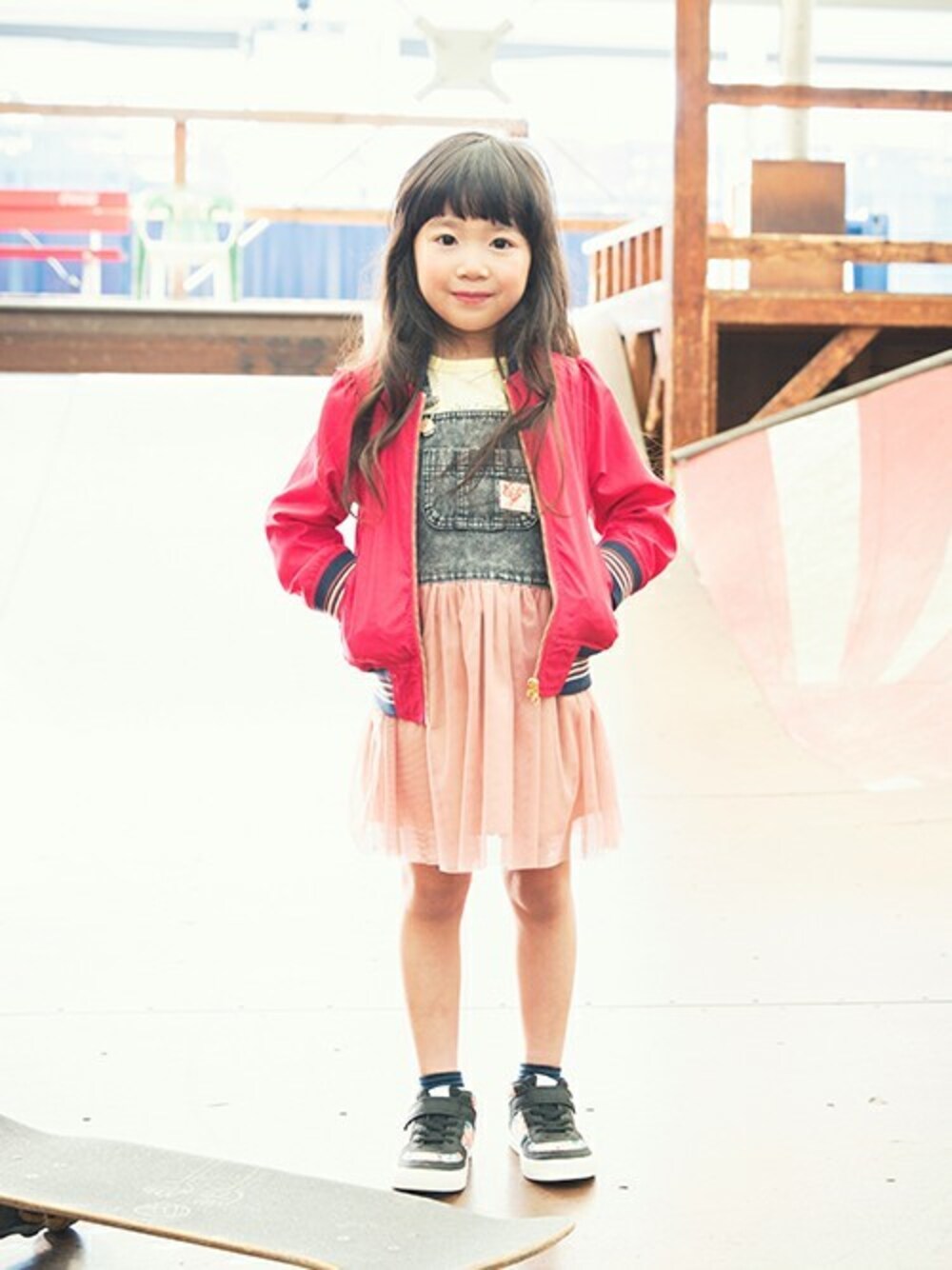 「kids、チュールスカート、ジャンパースカート、キッズコーデ、女の子、ブランシェス、Branshes、おんなのこ、RADCHAP、ラッドチャップ」｜「RADCHAPのラインリブジャケット（ブルゾン、ピンク系）」を使った、BRANSHESさん（キッズ・109cm）の冬コーディネートの1枚目の写真