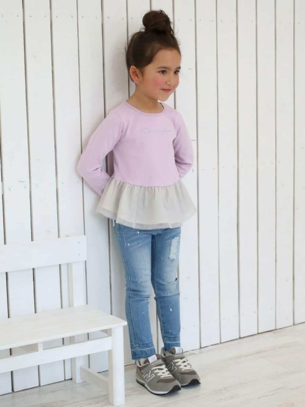 パープル系のTシャツ/カットソー、ブルー系のデニムパンツを着用したキッズの冬コーディネートの1枚目の写真