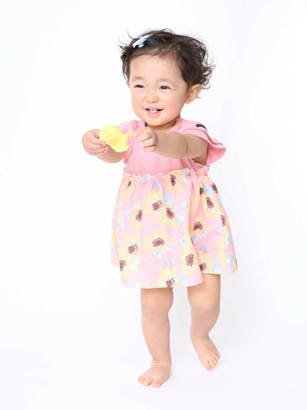 ピンク系のロンパースを着用したキッズの春コーディネートの1枚目の写真