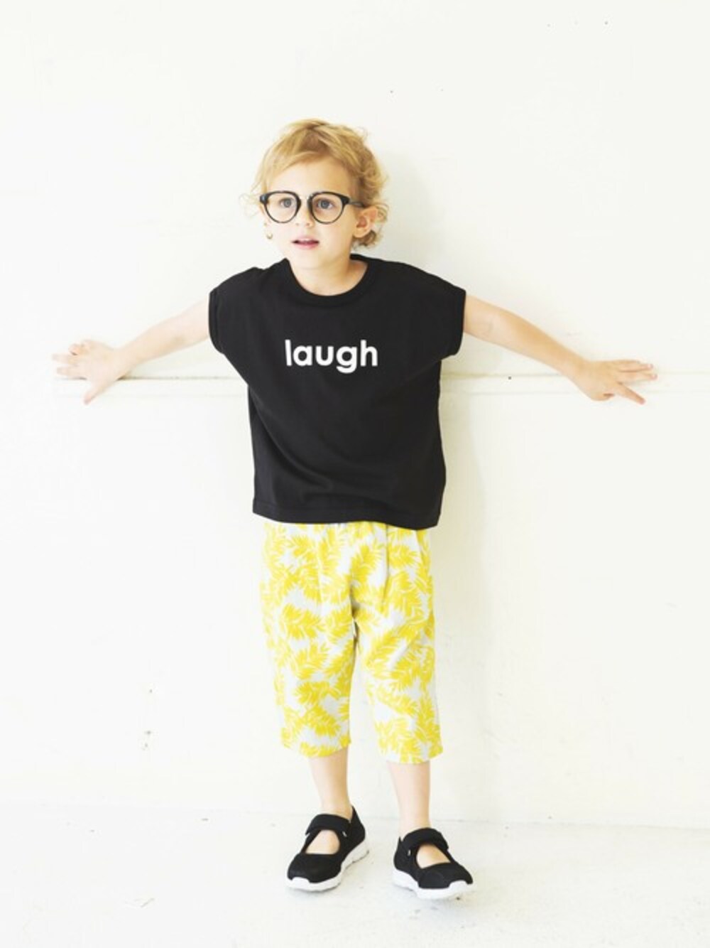 ブラック系のタンクトップ、グレー系のその他パンツ、ブラック系のスニーカーを着用したキッズの夏コーディネートの1枚目の写真