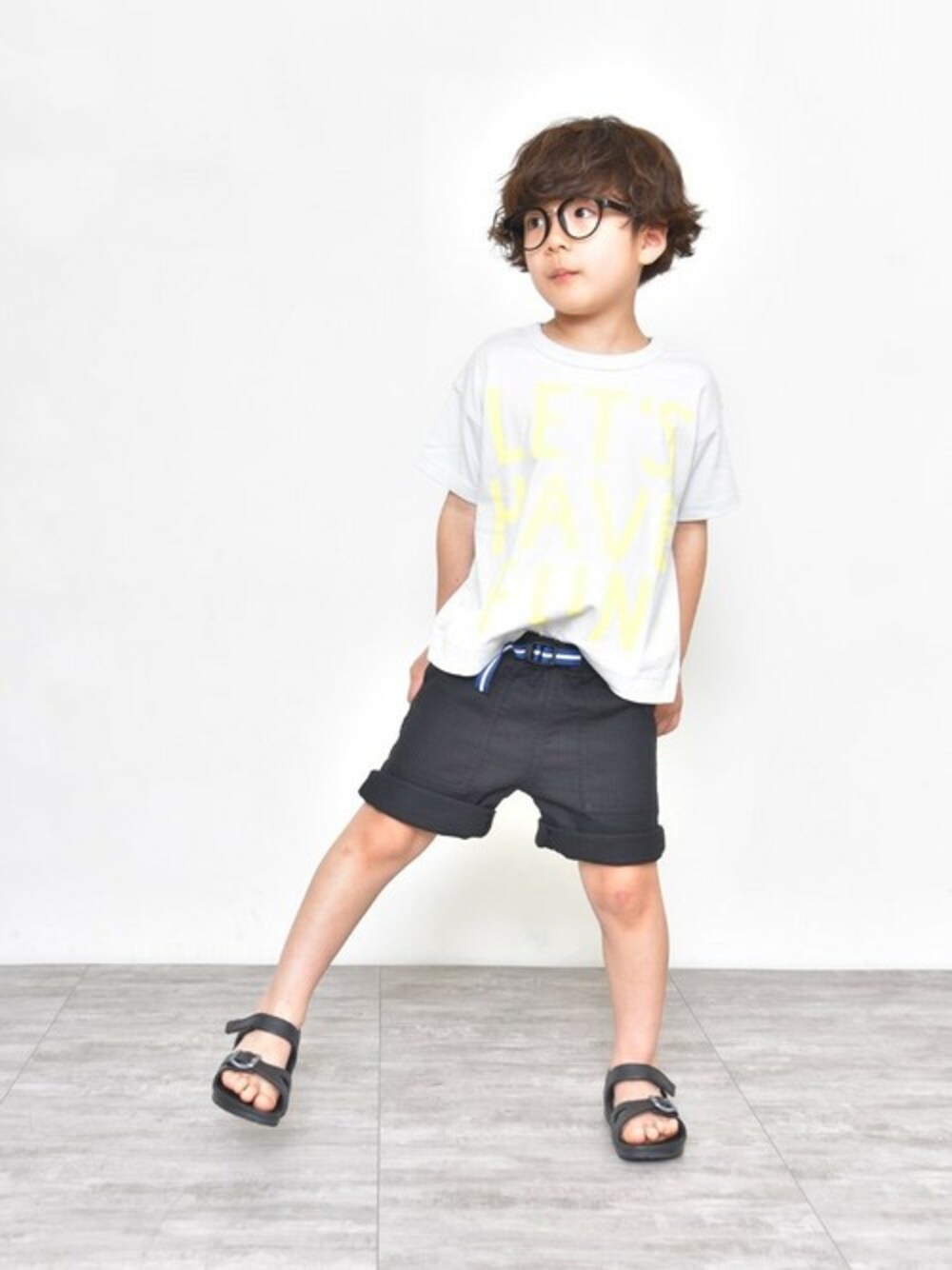 グレー系のTシャツ/カットソー、ブラック系のその他パンツ、ブラック系のサンダルを着用したキッズの夏コーディネートの1枚目の写真