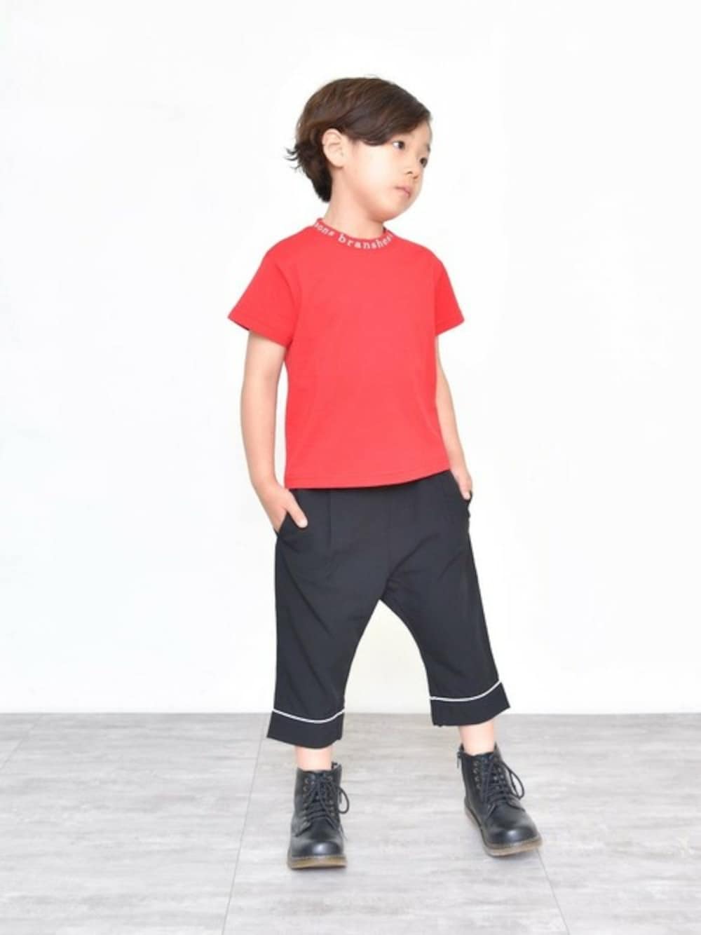 レッド系のTシャツ/カットソー、ブラック系のその他パンツを着用したキッズの夏コーディネートの1枚目の写真