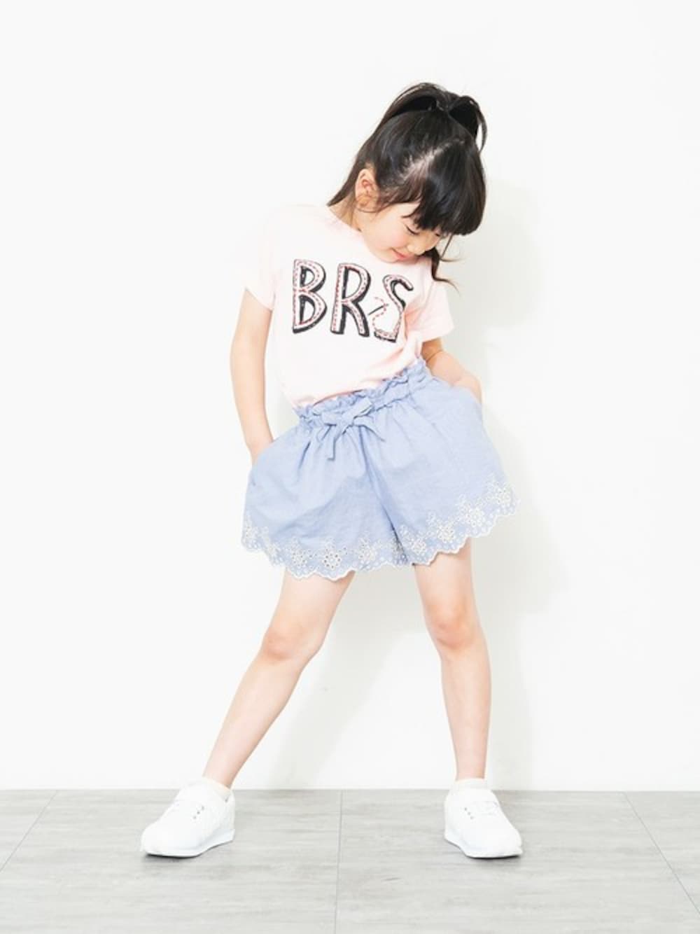 ピンク系のTシャツ/カットソー、ブルー系のその他パンツ、ホワイト系のスニーカーを着用したキッズの夏コーディネートの1枚目の写真