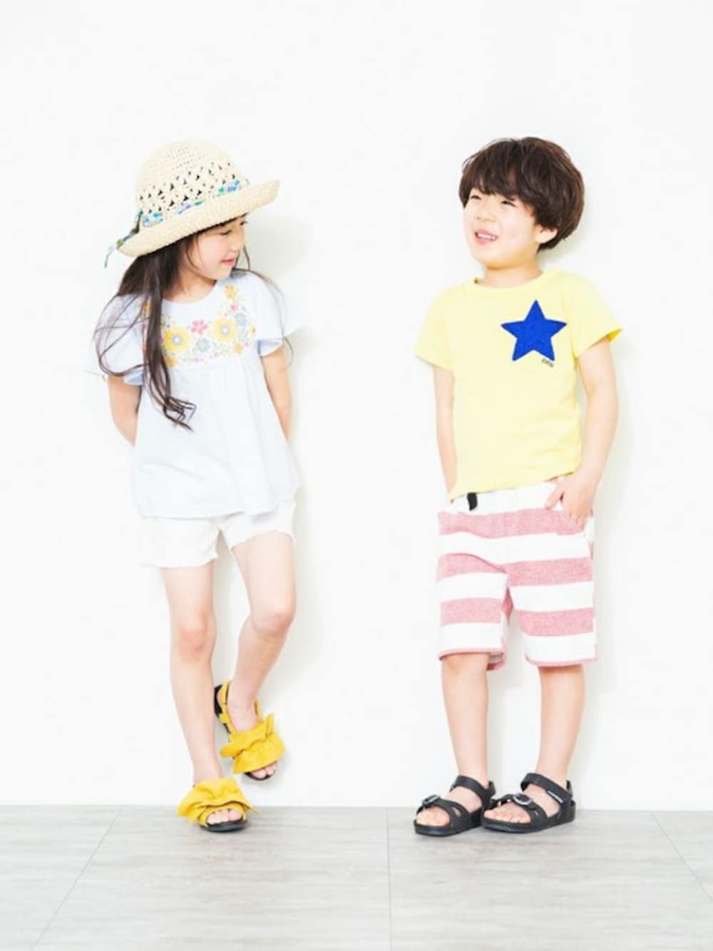 ブルー系のTシャツ/カットソー、ホワイト系のその他パンツ、イエロー系のサンダルを着用したキッズの夏コーディネートの1枚目の写真