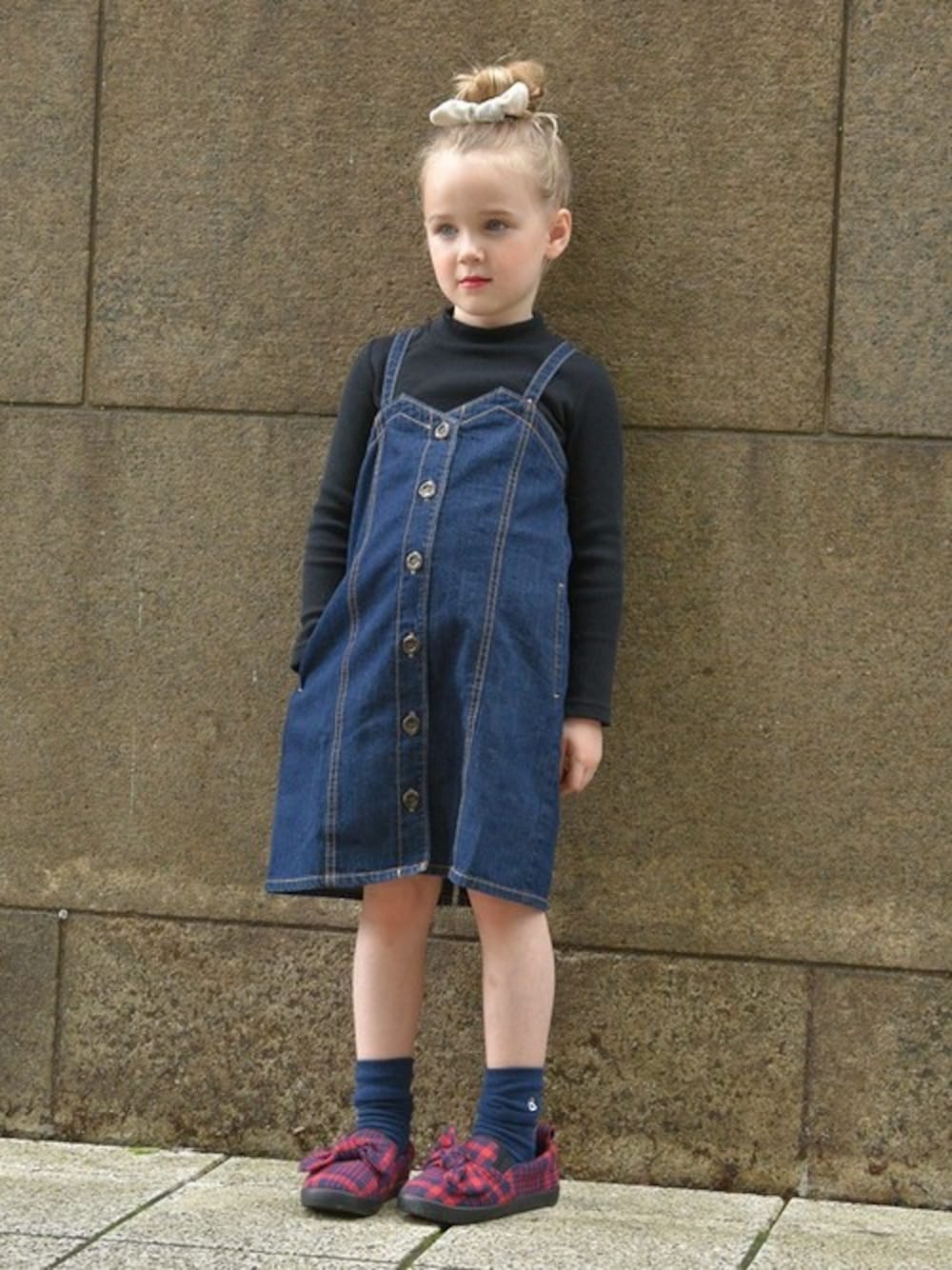 ブルー系のデニムスカートを着用したキッズの夏コーディネートの1枚目の写真