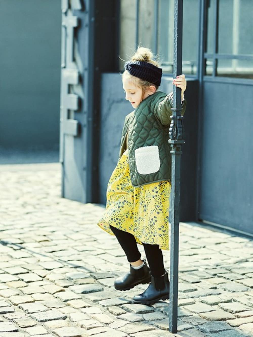 「ジャケット、アウター、ブーツ、秋のコーデ、kids、キッズコーデ、女の子、ブランシェス、Branshes」｜「BRANSHESのウェーブキルトライナージャケット（ブルゾン、グリーン系）」を使った、BRANSHESさん（キッズ・111cm）の秋コーディネートの1枚目の写真