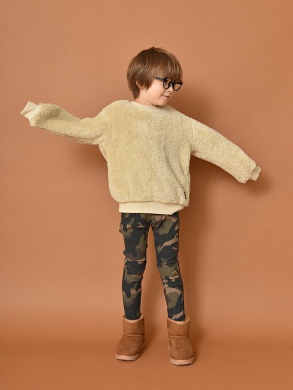 ベージュ系のスウェット、グリーン系のその他パンツ、イエロー系のブーツを着用したキッズの秋コーディネートの1枚目の写真