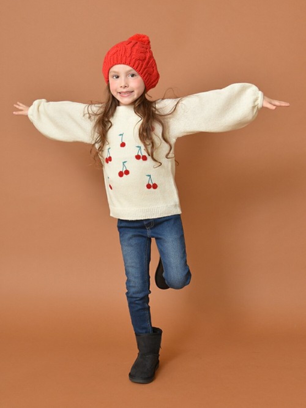 「ニット、デニム、ベレー帽、kids、ムートンブーツ、冬コーデ、キッズコーデ、女の子、ブランシェス、Branshes」｜「BRANSHESのニットベレー帽（ハンチング/ベレー帽、レッド系）」を使った、BRANSHESさん（キッズ・112cm）の冬コーディネートの1枚目の写真