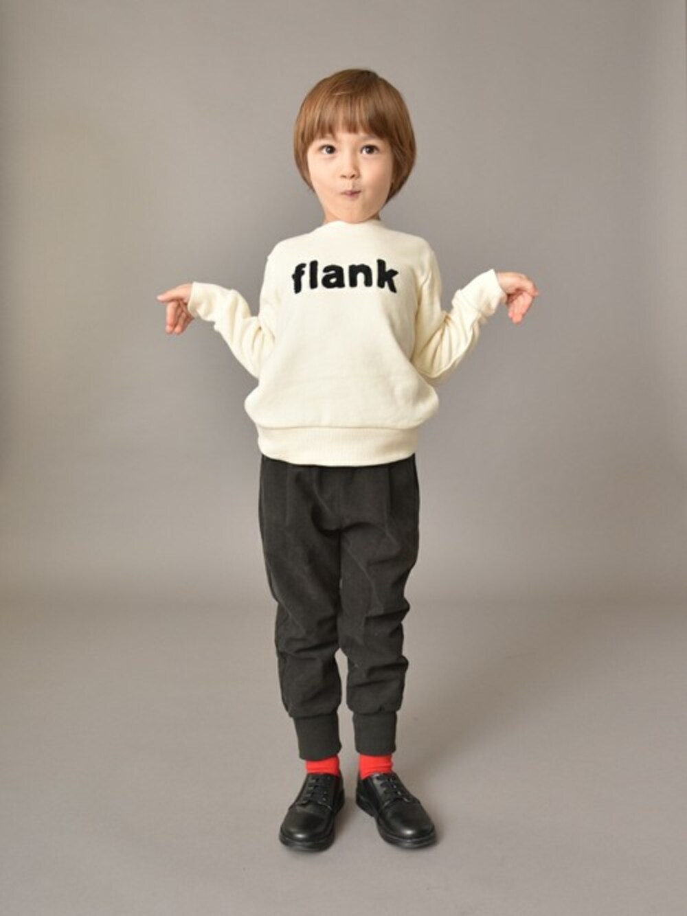 ホワイト系のスウェット、グレー系のその他パンツ、ブラック系のドレスシューズを着用したキッズの冬コーディネートの1枚目の写真