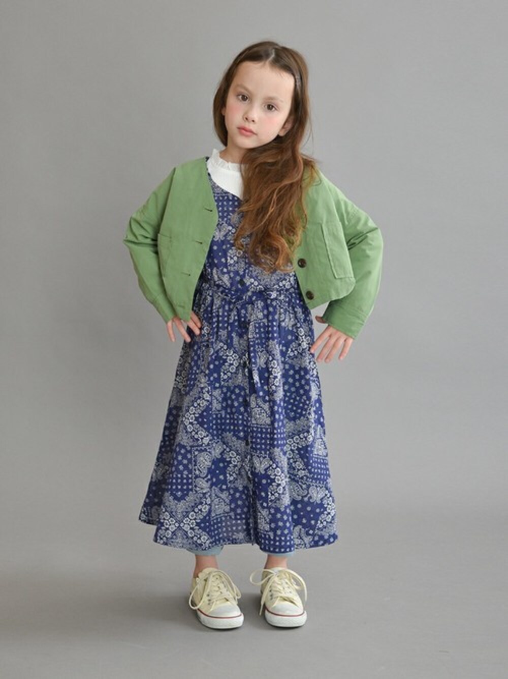 「ワンピース、kids、カーキ、キッズコーデ、ペイズリー、ノーカラージャケット、春コーデ、女の子、ブランシェス、Branshes」｜「BRANSHESのノーカラーショートジャケット（ノーカラージャケット、グリーン系）」を使った、BRANSHESさん（キッズ・112cm）の春コーディネートの1枚目の写真