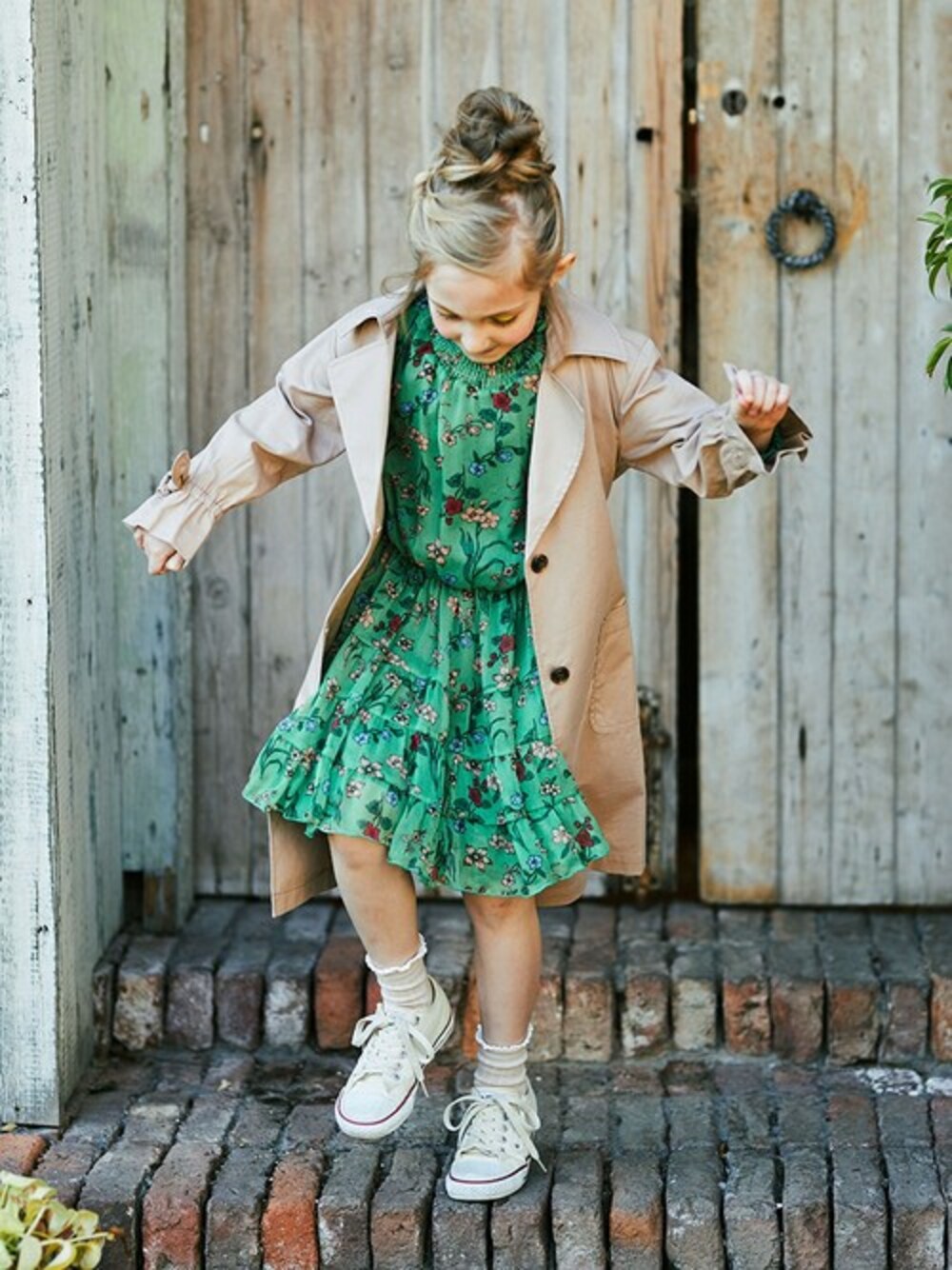 「ワンピース、グリーン、ステンカラーコート、花柄、kids、キッズコーデ、春コーデ、女の子、ブランシェス、Branshes」｜「BRANSHESのステンカラーロングコート（トレンチコート、ベージュ系）」を使った、BRANSHESさん（キッズ・113cm）の冬コーディネートの1枚目の写真