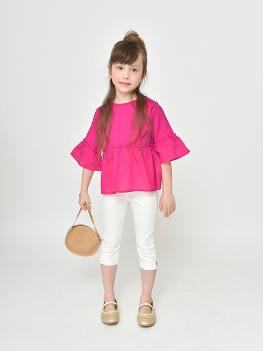 ピンク系のTシャツ/カットソー、ホワイト系のデニムパンツ、ゴールド系のバレエシューズを着用したキッズの春コーディネートの1枚目の写真