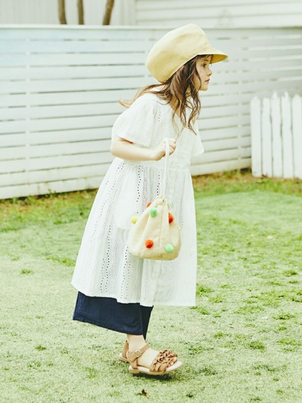 「ワンピース、ホワイト、kids、レース、ワイドパンツ、キッズコーデ、春コーデ、女の子、ブランシェス、Branshes」｜「BRANSHESのテレコタンクトップ（タンクトップ、ホワイト系）」を使った、BRANSHESさん（キッズ・108cm）の春コーディネートの1枚目の写真
