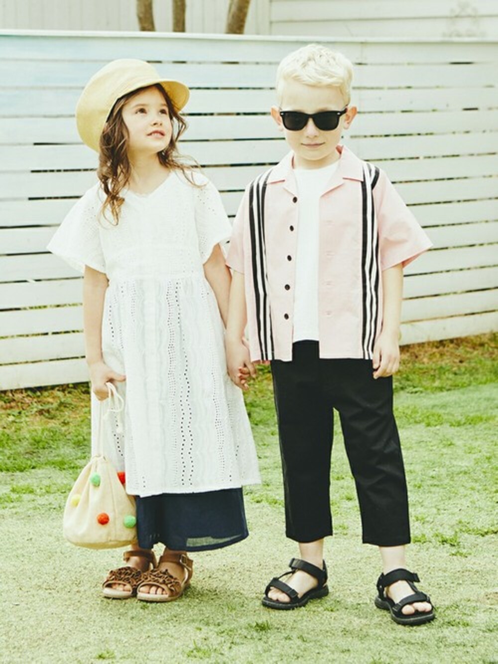 「デニム、ワンピース、kids、キッズコーデ、男の子、女の子、コットンリネン、ブランシェス、Branshes、キッズファッション」｜「BRANSHESのライン切り替え半袖シャツ（シャツ/ブラウス、ピンク系）」を使った、BRANSHESさん（キッズ・110cm）の春コーディネートの1枚目の写真