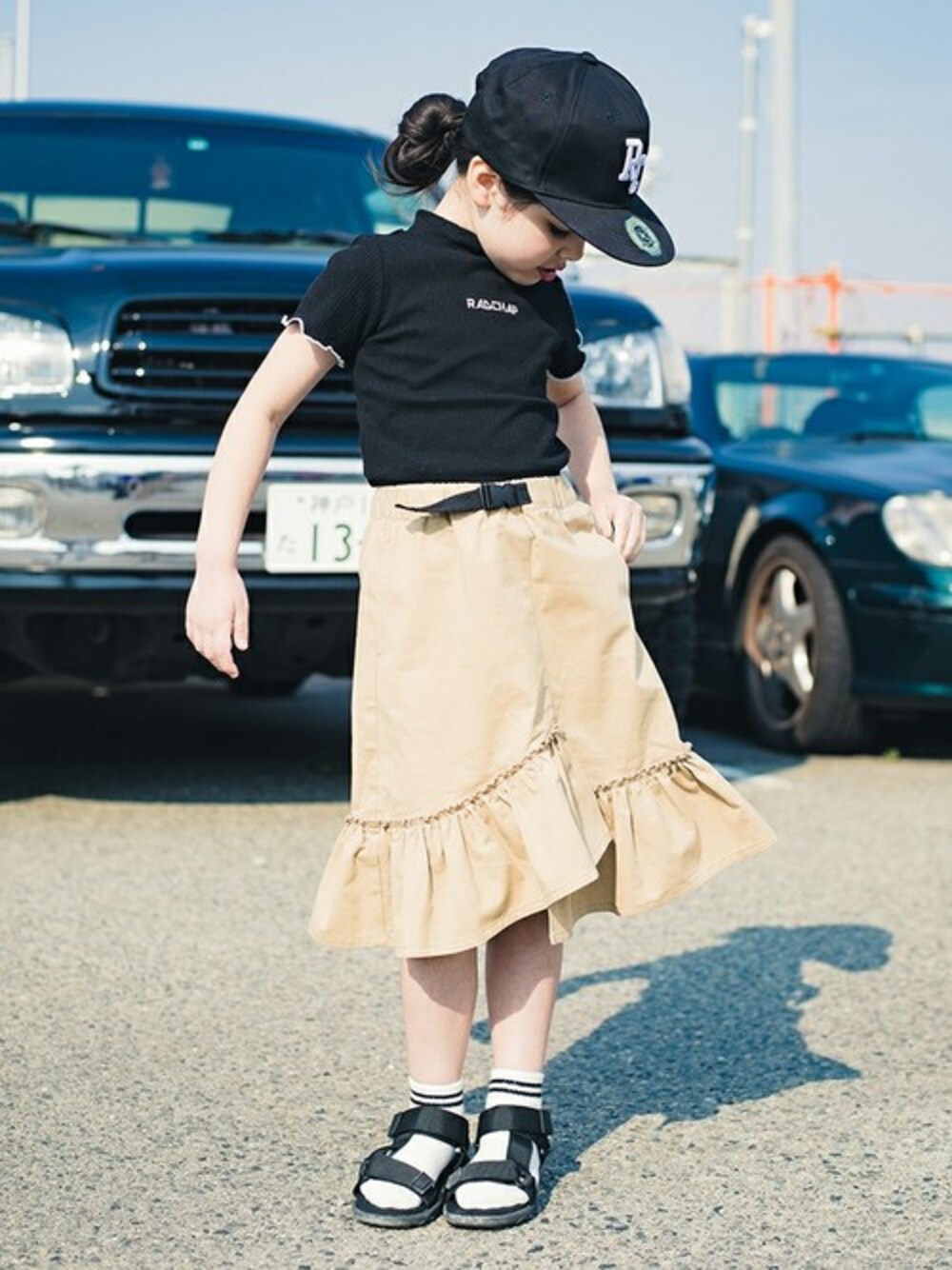「スカート、カジュアル、kids、キッズコーデ、女の子、夏コーデ、ブランシェス、Branshes、RADCHAP、ラッドチャップ」｜「RADCHAPのツイルベースボールCAP（キャップ、ブラック系）」を使った、BRANSHESさん（キッズ・110cm）の春コーディネートの1枚目の写真
