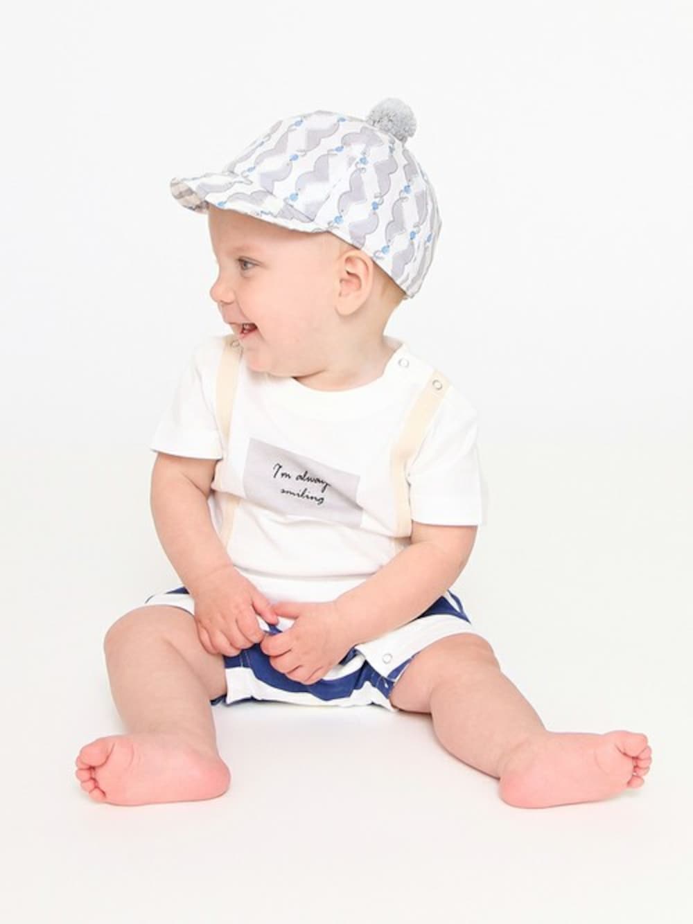 グレー系のその他ベビー用品、ホワイト系のロンパースを着用したキッズの春コーディネートの1枚目の写真