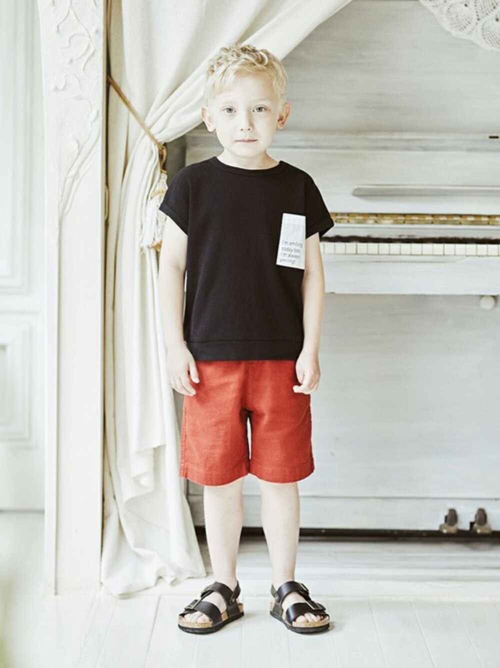 ブラック系のTシャツ/カットソー、レッド系のその他パンツ、ブラック系のサンダルを着用したキッズの夏コーディネートの1枚目の写真