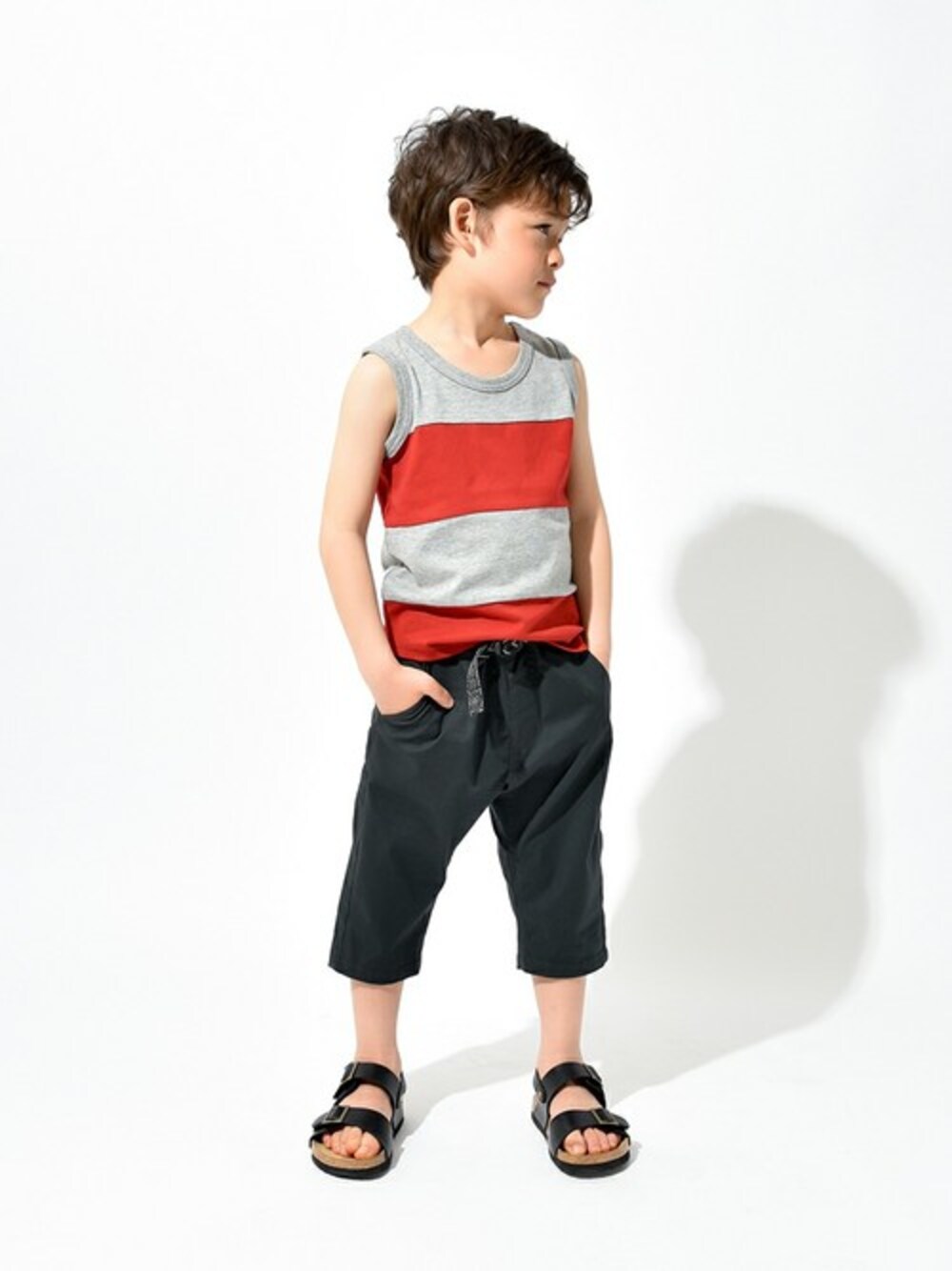 グレー系のタンクトップ、グレー系のその他パンツ、ブラック系のサンダルを着用したキッズの夏コーディネートの1枚目の写真