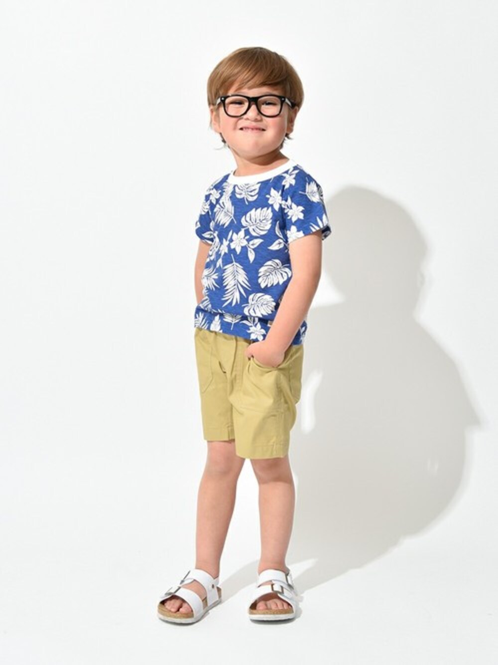 ブルー系のTシャツ/カットソー、ベージュ系のその他パンツ、ホワイト系のサンダルを着用したキッズの夏コーディネートの1枚目の写真