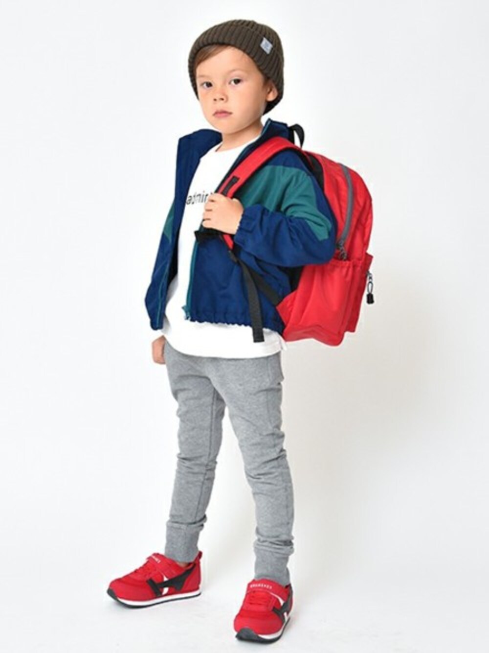 「スニーカー、リュック、ニット帽、ウィンドブレーカー、キッズコーデ、男の子、おとこのこ、ジョガーパンツ、ブランシェス、Branshes」｜「BRANSHESのシンプルニットワッチ（ニットキャップ/ビーニー、ブラック系）」を使った、BRANSHESさん（キッズ・108cm）の秋コーディネートの1枚目の写真