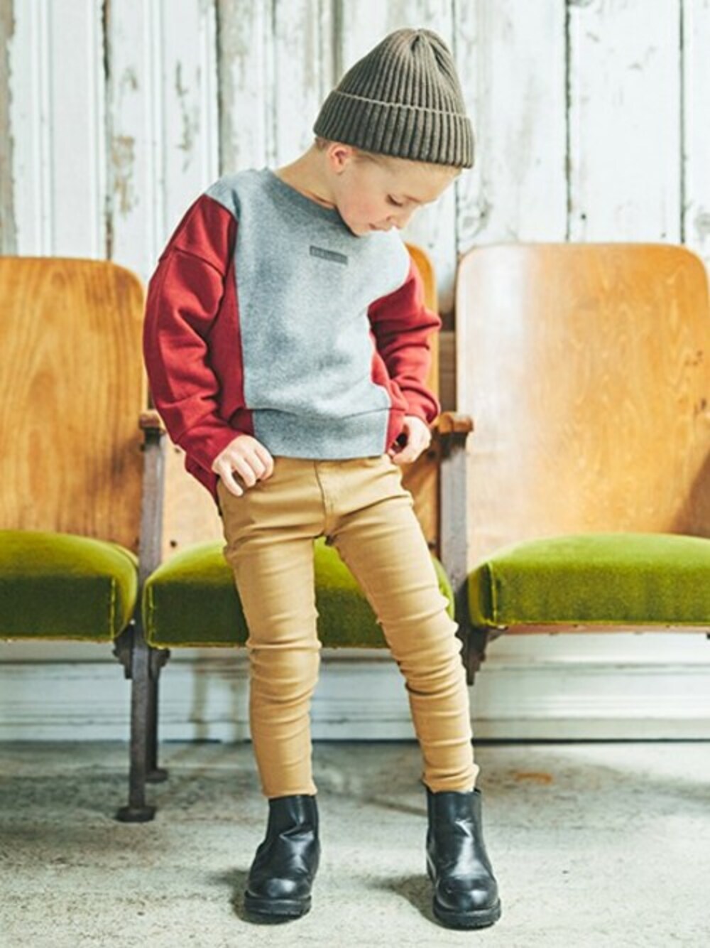 「ニット帽、サイドゴアブーツ、キッズコーデ、おとこのこ、男の子コーデ、ブランシェス、Branshes、裏起毛パンツ、裏起毛トレーナー、ブランシェス(BRANSHES)」｜「BRANSHESのシンプルニットワッチ（ニットキャップ/ビーニー、グリーン系）」を使った、BRANSHESさん（キッズ・110cm）の秋コーディネートの1枚目の写真
