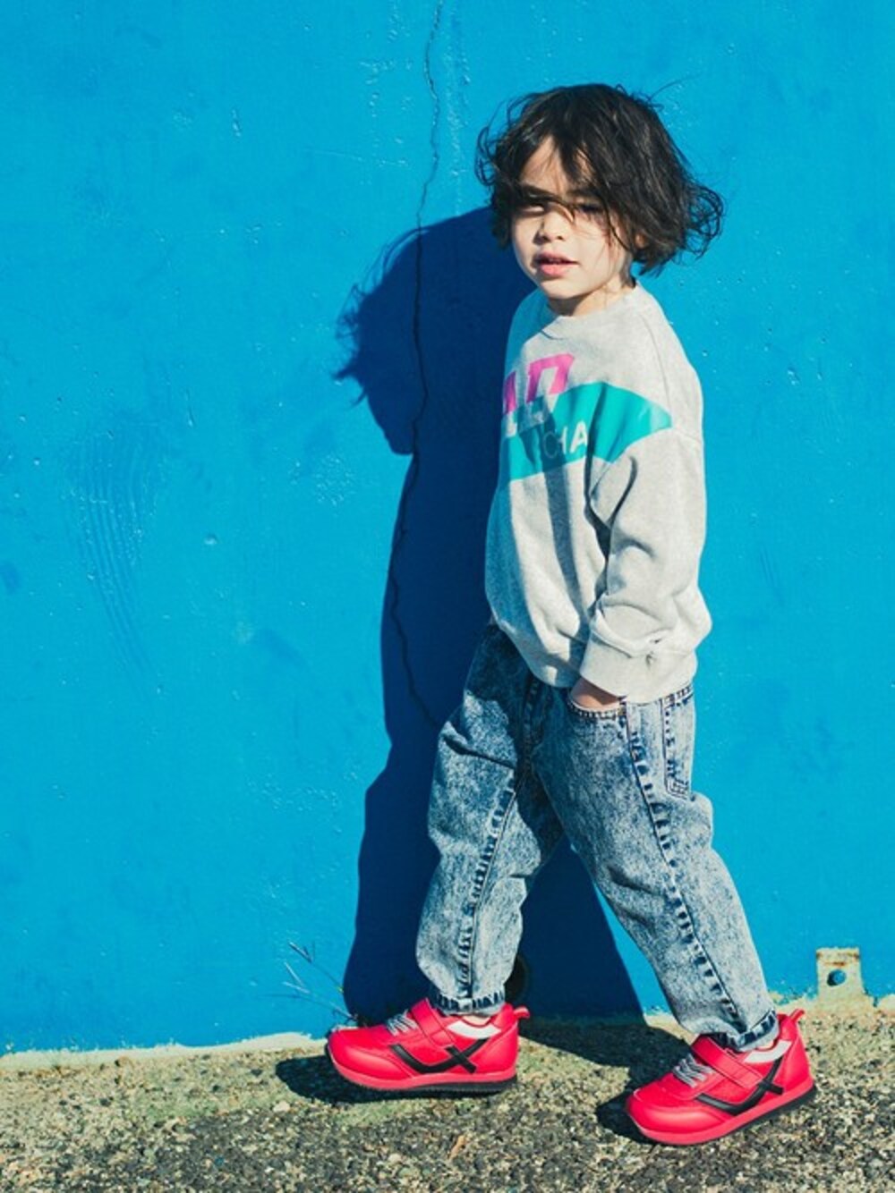「デニム、トレーナー、kids、キッズコーデ、男の子、春コーデ、カジュアルコーデ、ブランシェス、Branshes、RADCHAP」｜「RADCHAPのビッグロゴトレーナー（スウェット、グレー系）」を使った、BRANSHESさん（レディース・107cm）の春コーディネートの1枚目の写真