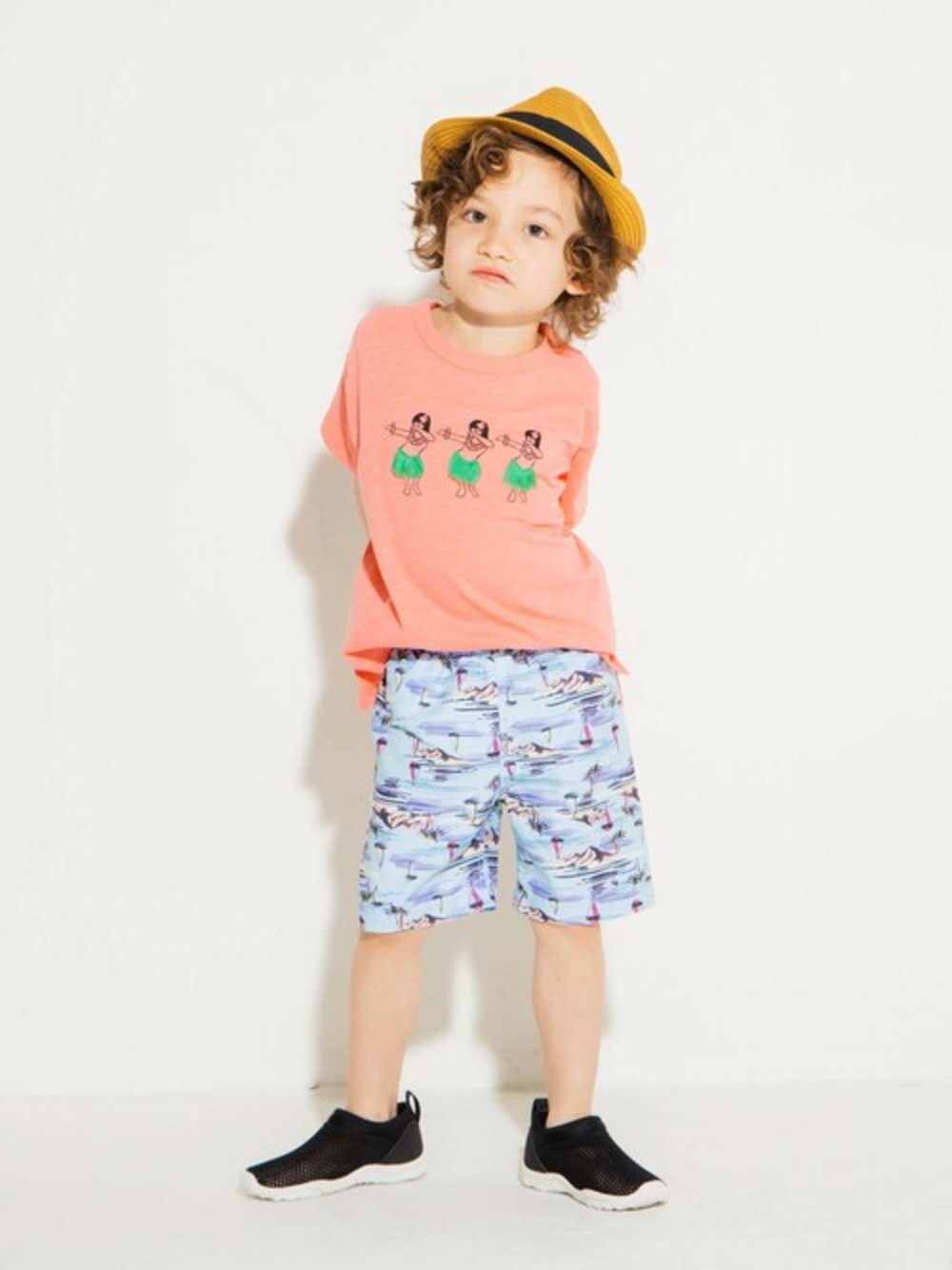 「アウトドアスタイル、ショートパンツ、kids、ハット、プチプラ、サンダル、キッズコーデ、男の子、夏コーデ、Branshes」｜「BRANSHESのペーパー中折れハット（ハット、ブラウン系）」を使った、BRANSHESさん（キッズ・107cm）の春コーディネートの1枚目の写真