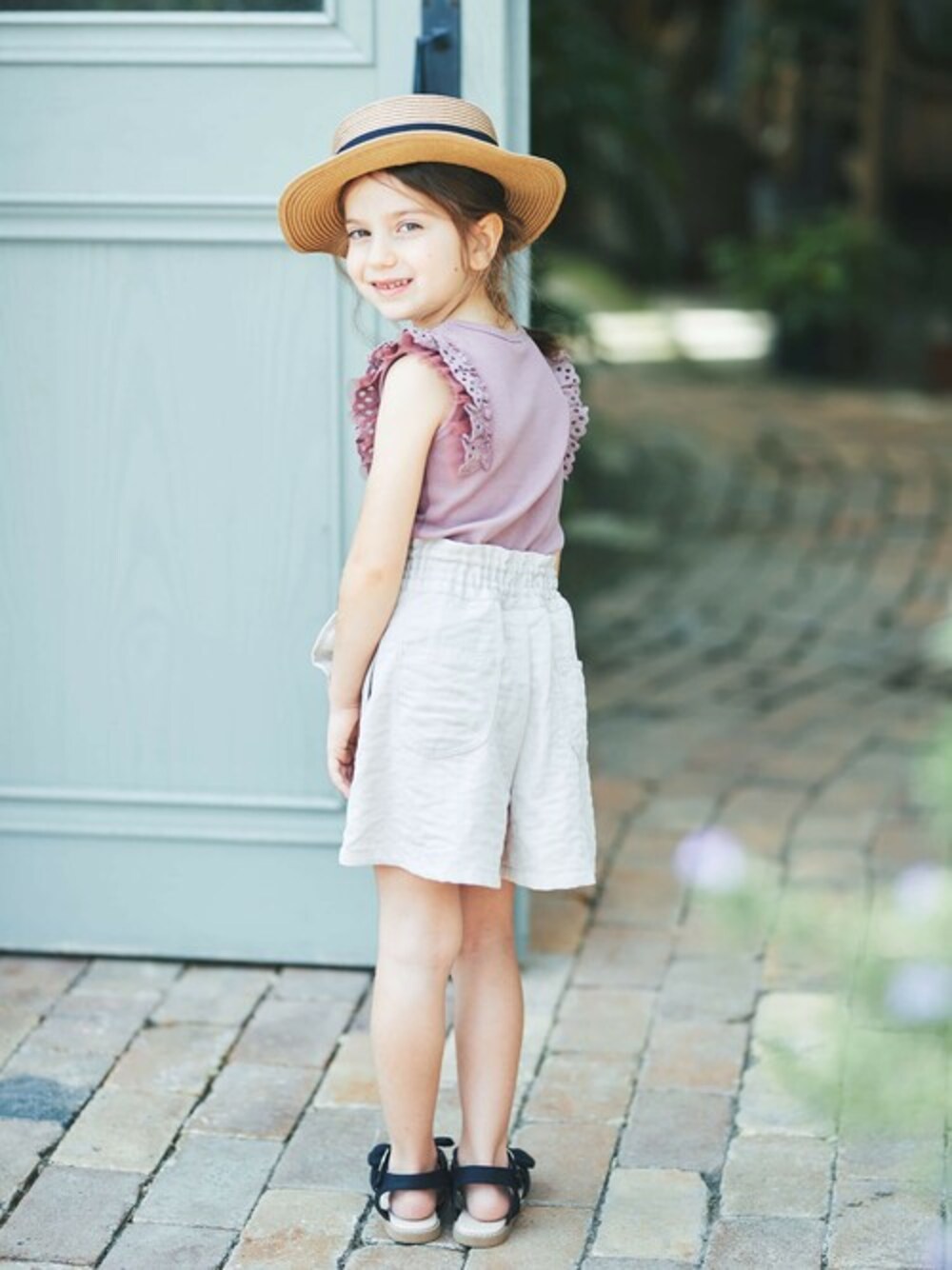 ブラウン系のタンクトップ、ベージュ系のその他パンツ、ブラック系のサンダルを着用したキッズの夏コーディネートの1枚目の写真