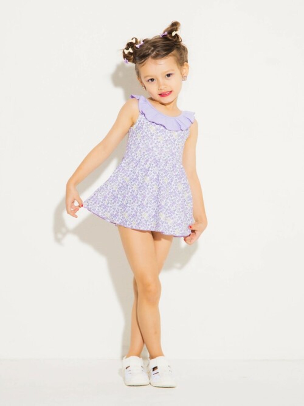 ホワイト系のサンダル、パープル系の水着を着用したキッズの夏コーディネートの1枚目の写真