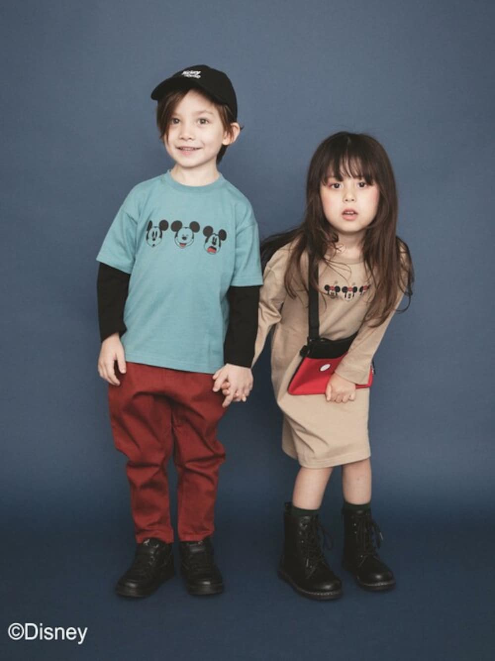 ブルー系のTシャツ/カットソー、レッド系のその他パンツ、ブラック系のスニーカーを着用したキッズの秋コーディネートの1枚目の写真