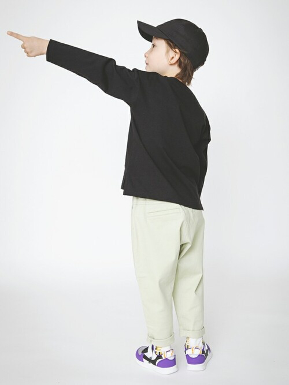 ブラック系のTシャツ/カットソー、グリーン系のその他パンツ、パープル系のスニーカーを着用したキッズの冬コーディネートの1枚目の写真