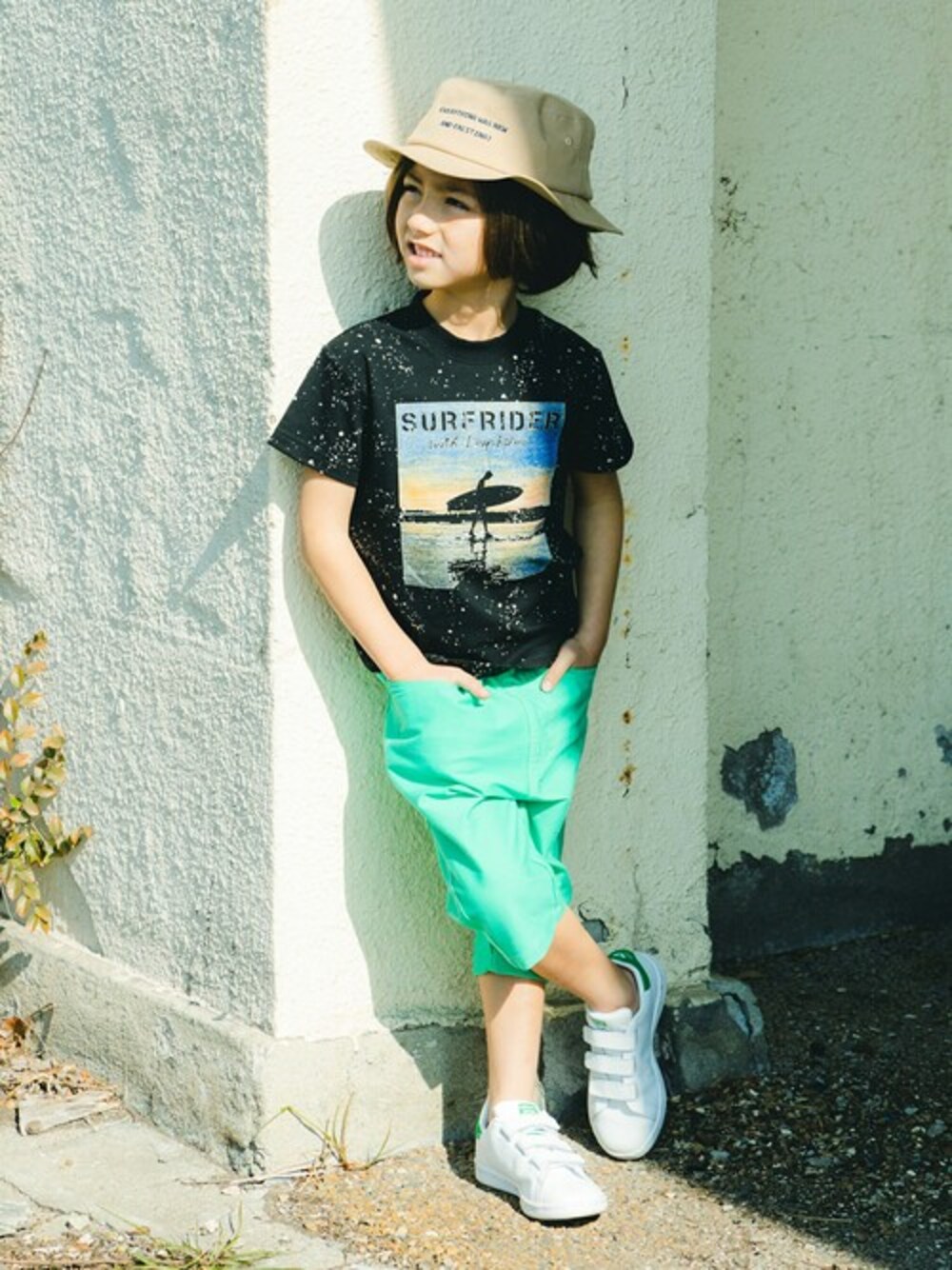 ブラック系のTシャツ/カットソー、グリーン系のその他パンツ、ベージュ系のハットを着用したキッズの春コーディネートの1枚目の写真