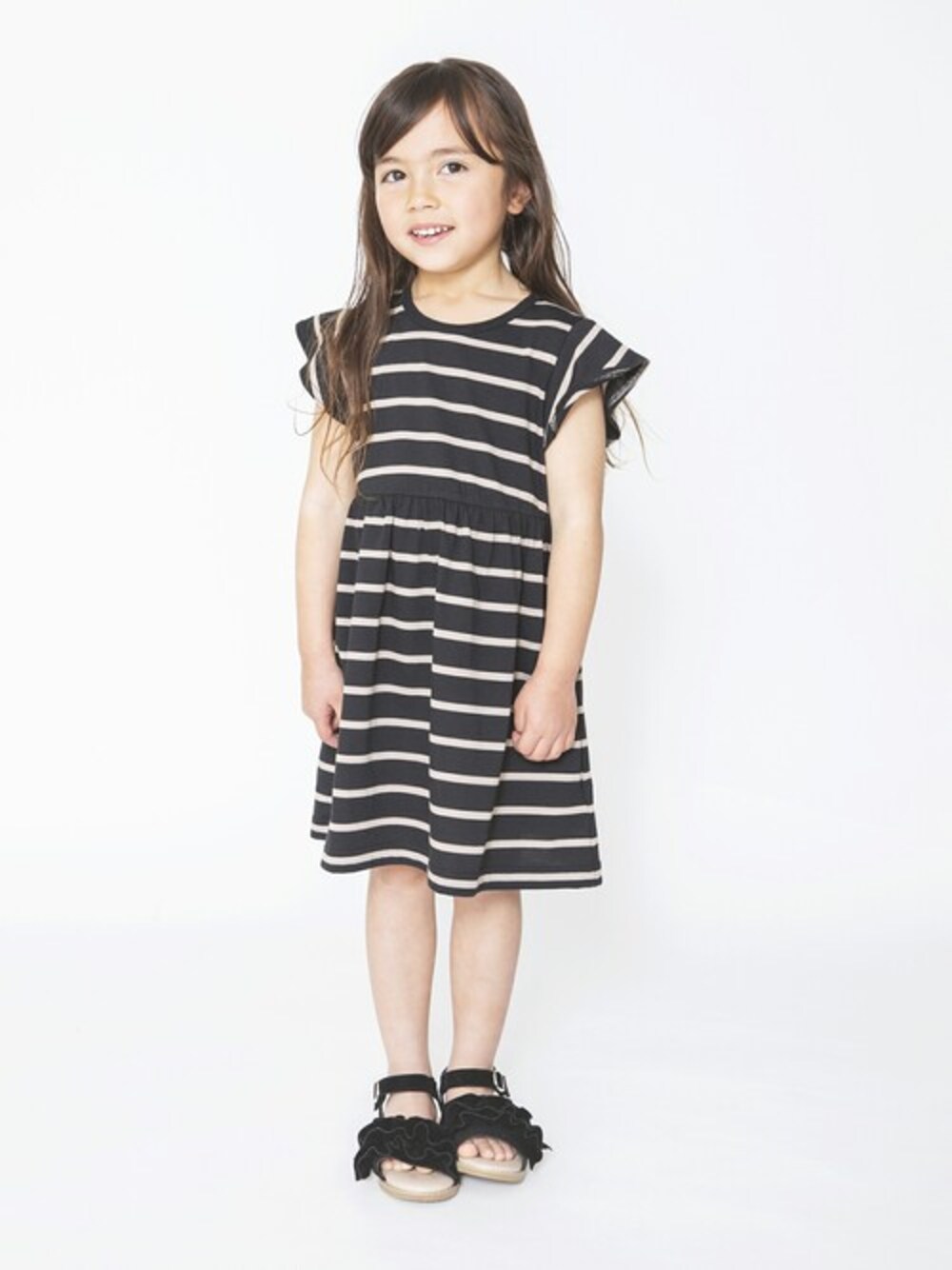 その他のワンピース、ブラック系のサンダルを着用したキッズの春コーディネートの1枚目の写真