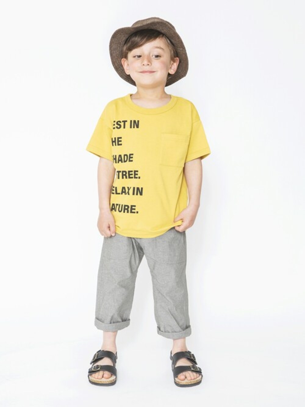 イエロー系のTシャツ/カットソー、グリーン系のその他パンツ、ブラック系のサンダルを着用したキッズの春コーディネートの1枚目の写真