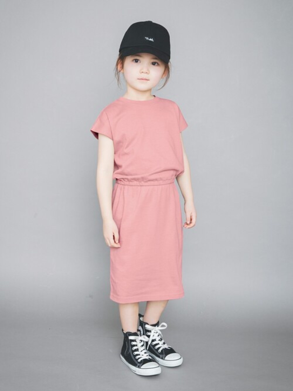 ピンク系のワンピースを着用したキッズの春コーディネートの1枚目の写真