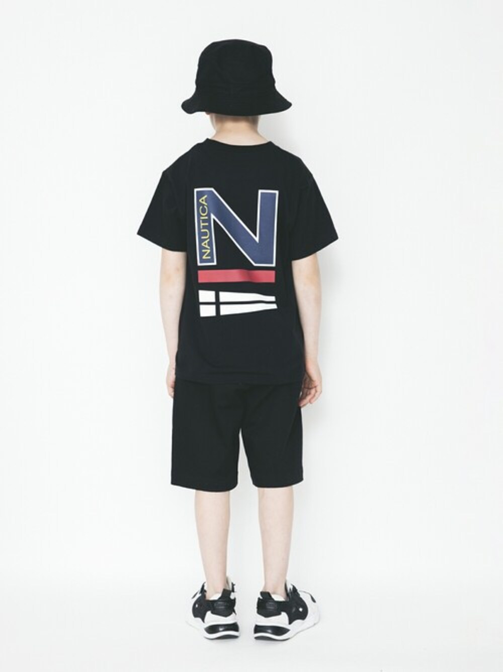 ブラック系のTシャツ/カットソー、ブラック系のその他パンツ、ブラック系のハットを着用したキッズの夏コーディネートの1枚目の写真