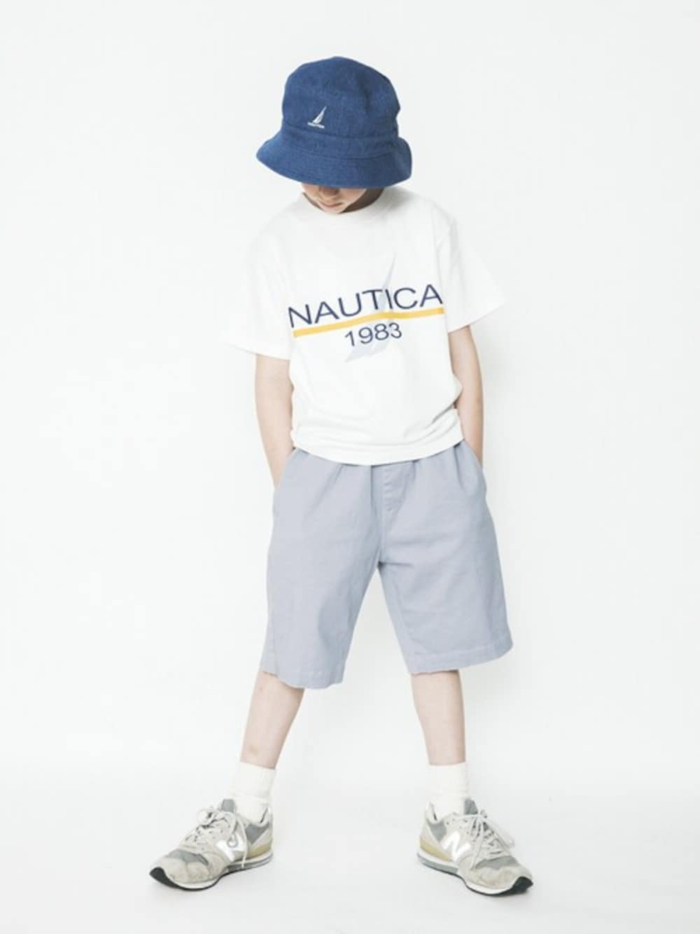 ホワイト系のTシャツ/カットソー、グレー系のその他パンツ、ブルー系のハットを着用したキッズの春コーディネートの1枚目の写真