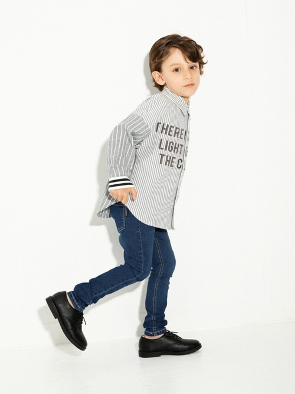 ブルー系のシャツ/ブラウス、ブルー系のデニムパンツを着用したキッズの夏コーディネートの1枚目の写真