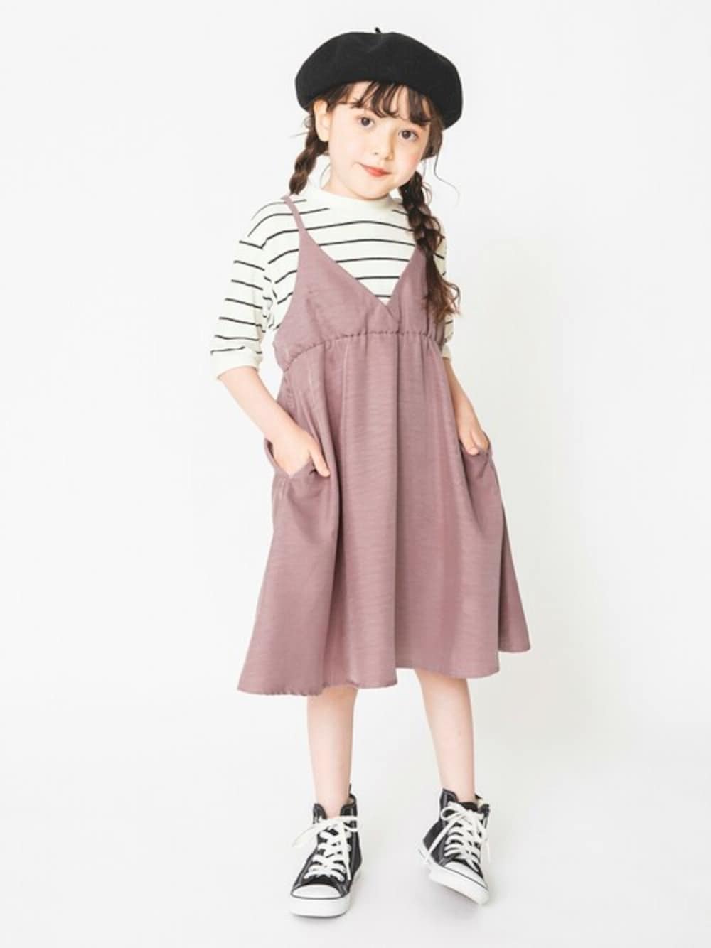 ピンク系のワンピースを着用したキッズの夏コーディネートの1枚目の写真