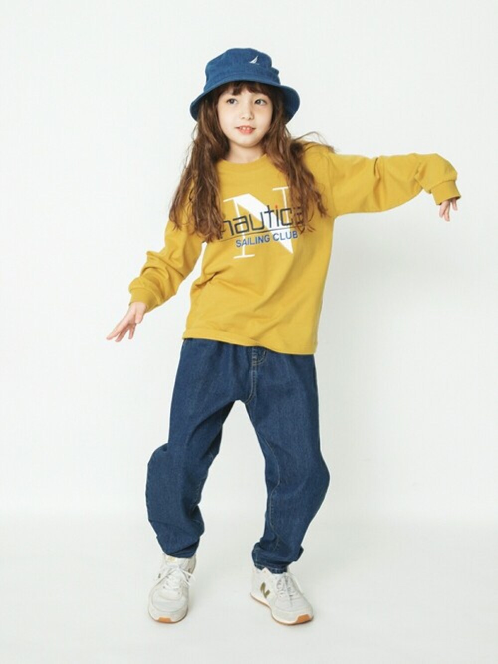 イエロー系のTシャツ/カットソー、ブルー系のその他パンツを着用したキッズの秋コーディネートの1枚目の写真